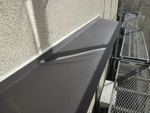 播磨町にて庇にガルバリウム鋼板製平板設置